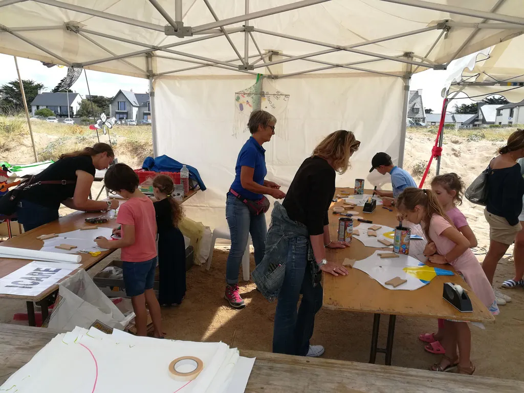 Participants décorant leur cerf-volant