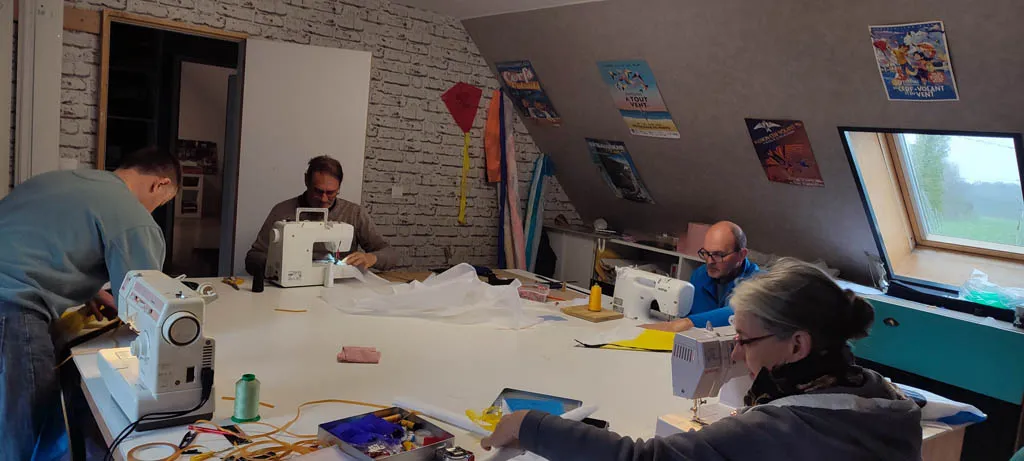 Photo de cerf-volant en cours de construction